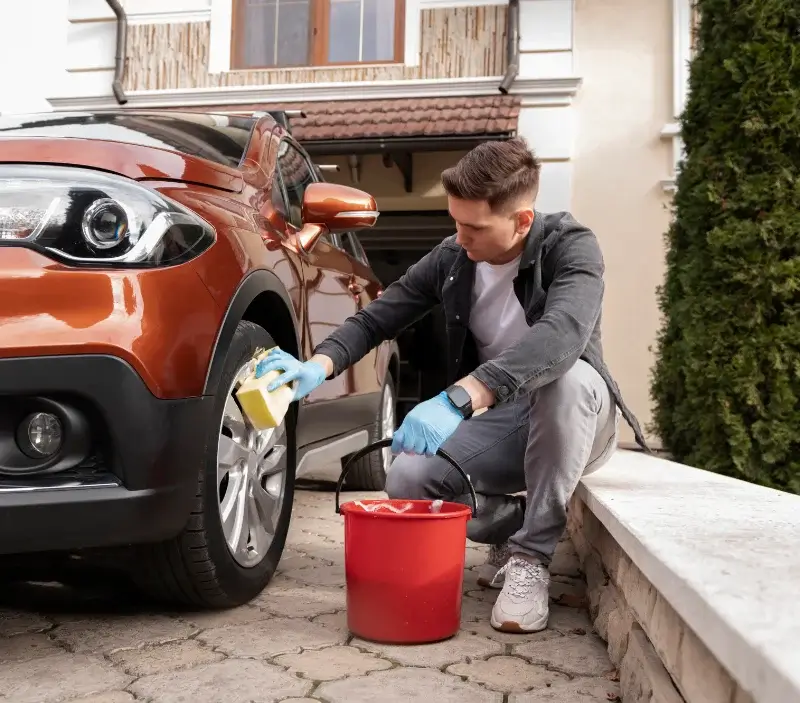 Lavage auto à domicile Montcuq-en-Quercy-Blanc : professionnel intervenant sur un véhicule